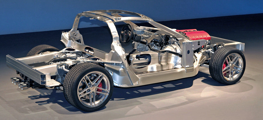             Алюминиевая пространственная рама у Z06 точно такая же, как у Стингрея, а вот внешние пластиковые панели отличаются: из-за более широких колёс кузов стал шире — спереди на 56 мм, сзади на 80 мм. Ради сохранения пропорций расстояние между фонарями увеличилось на 76 мм.
