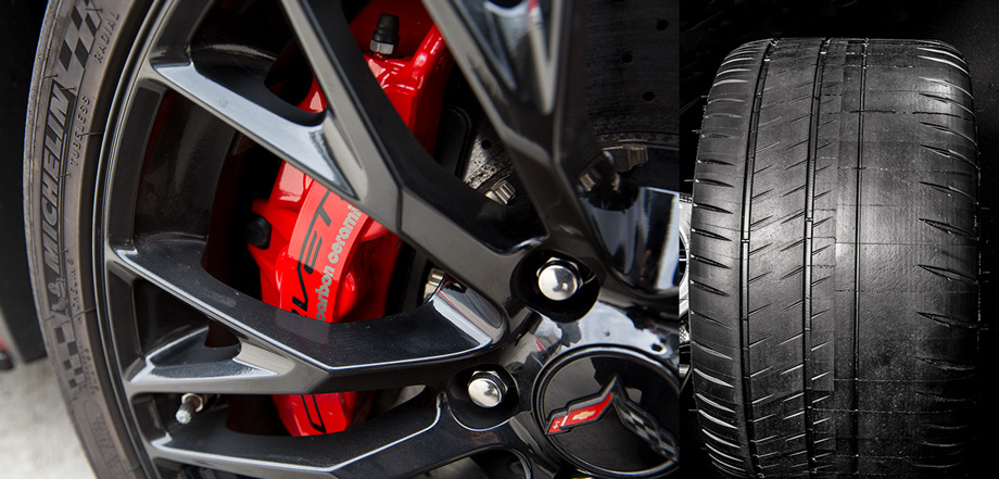             В пакет Z07 Performance вошли углеродокерамические тормоза Brembo с дисками 394 мм спереди и 388 сзади (в США есть Z06 с чугунными диаметром 388 мм и 371 соответственно). В передних суппортах по шесть поршней, а в задних  —  по четыре. Это снижает неподрессоренные массы на 10,4 кг. Рассчитанные на Michelin Pilot Sport 2 колёса не только разноширокие, но и по диаметру отличаются: спереди — 19 дюймов, сзади — 20.
