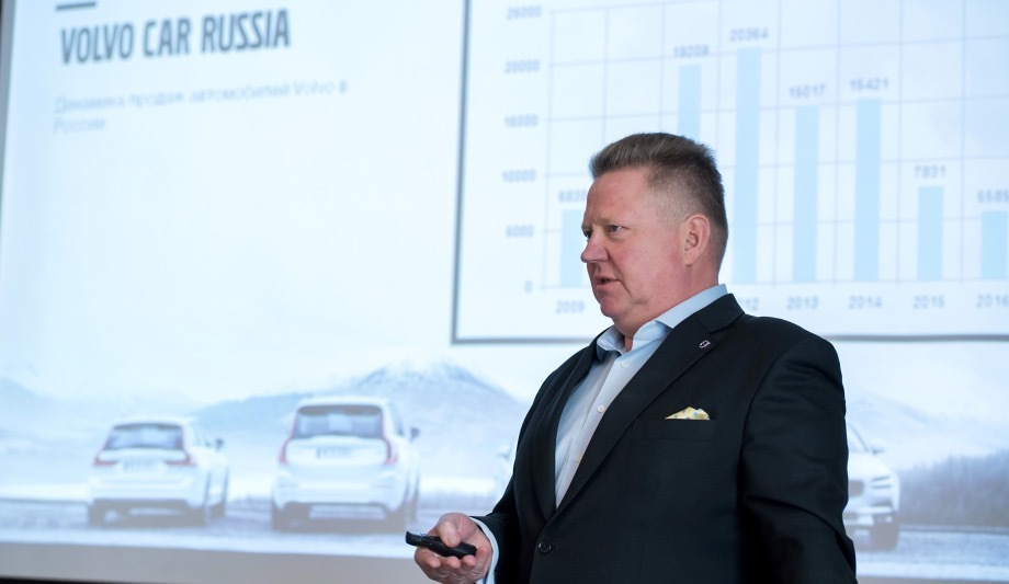 Президент компании Volvo Car Russia Майкл Мальмстен в 2017-м ожидает роста продаж, в том числе за счёт выхода на рынок вседорожного универсала <a href="/e/BmSyAEAABy8" class="c-link">V90 Cross Country</a>. Дилерская сеть Volvo в России насчитывает 46 полноразмерных центров (с шоу-румами) и один сервисный. Вскоре должны открыться новые: в Уфе, Омске, Новосибирске, Кемерове, Владивостоке и Магнитогорске.