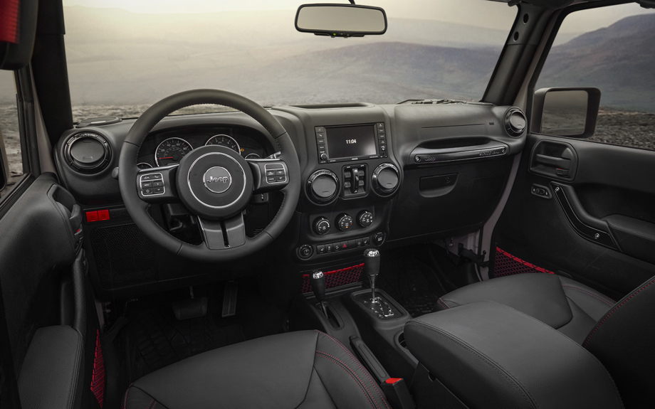             Чёрный кожаный интерьер с красными акцентами (в том числе ремнями безопасности) дополнен вставками в дверных ручках, спицах и на пассажирском поручне цвета Midnight Star. Такого же оттенка кольца дефлекторов вентиляции.
