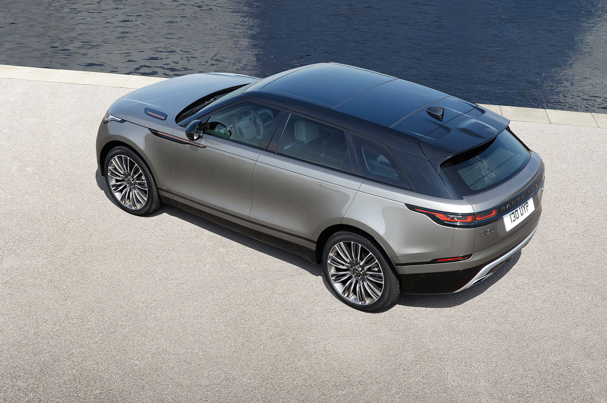 Тянем за выдвижную дверную ручку кроссовера Range Rover Velar — ДРАЙВ