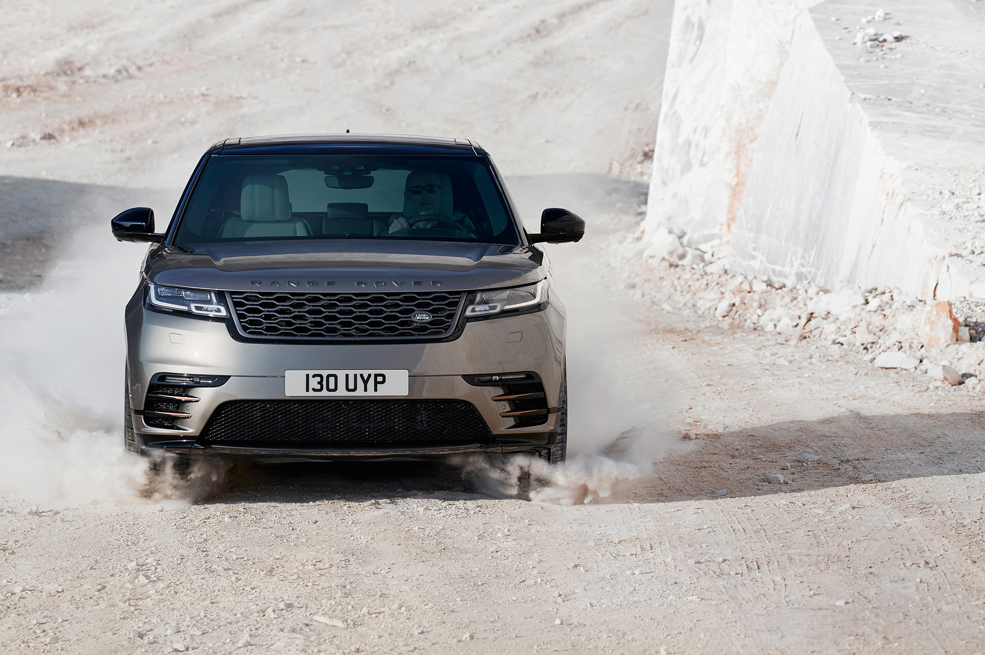 Тянем за выдвижную дверную ручку кроссовера Range Rover Velar — ДРАЙВ