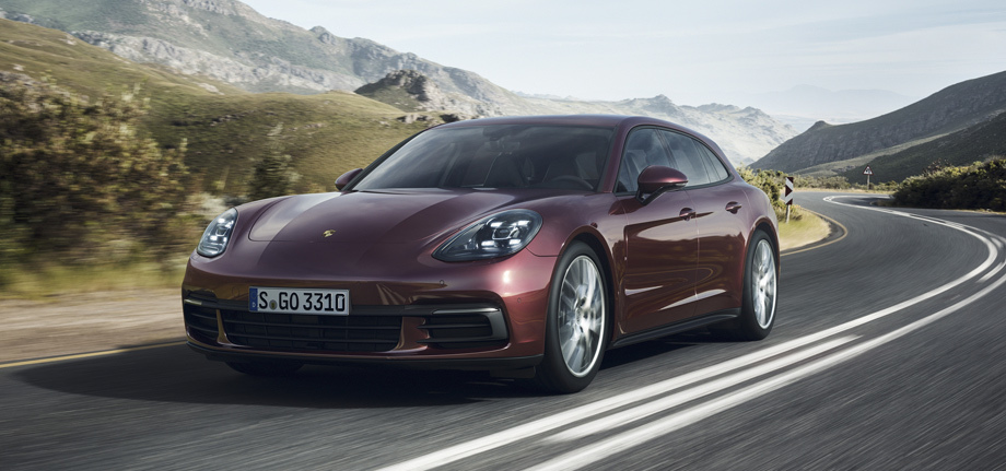             Колёсная база (2950 мм) в точности как у обычной Панамеры. Ширина тоже совпадает (1937). Удивительнее, что и длина такая же (5049 мм). В высоту универсал насчитывает 1428 мм (у хэтчбека — от 1423 мм до 1432 в зависимости от модификации). На фото показана версия 4 Sport Turismo.
