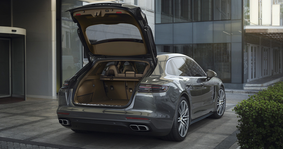             Погрузку вещей облегчает низкий бортик (628 мм от земли). Объём багажника (520 л) — на 20 л больше, чем у обычной Панамеры, а в гибридном универсале 4 E-Hybrid — 425 л против 405 у такого же хэтча. Сложив спинки второго ряда, можно получить 1390 л (в 4 E-Hybrid Sport Turismo — 1295 л).
