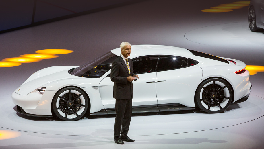 Porsche mission e. В 2015 году во Франкфурте концепт Mission E представлял председатель правления Porsche Маттиас Мюллер (ныне глава группы Volkswagen).