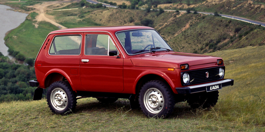 Несмотря на растущие объёмы производства, первые годы жизни Нивы нельзя назвать ванильными. Высокий расход топлива, маленький багажник и завышенная цена (9000−10 300 рублей с 1977-го по 1984-й) ощутимо сдерживали спрос на внедорожник. Кардинально ситуация изменилась в 1985 году, когда вазовцы снизили цену на 15%.