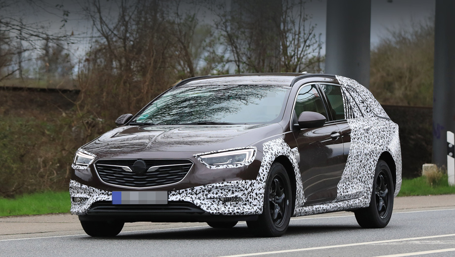 Opel insignia,Opel insignia country tourer. От универсала Sports Tourer версия Country Tourer отличается расширенными колёсными арками и увеличенным дорожным просветом, бамперами и порогами, чёрными рейлингами.