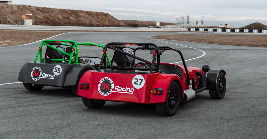             Строго говоря, выходом на рынок можно считать ранее состоявшиеся закрытые показы, на которых было сделано пять предварительных заказов на Shortcut. До конца апреля эта пятёрка машин поступит к покупателям. А 29 апреля на первом этапе чемпионата MaxPowerCars Endurance Masters состоится дебют серийного варианта модели в гонках.
