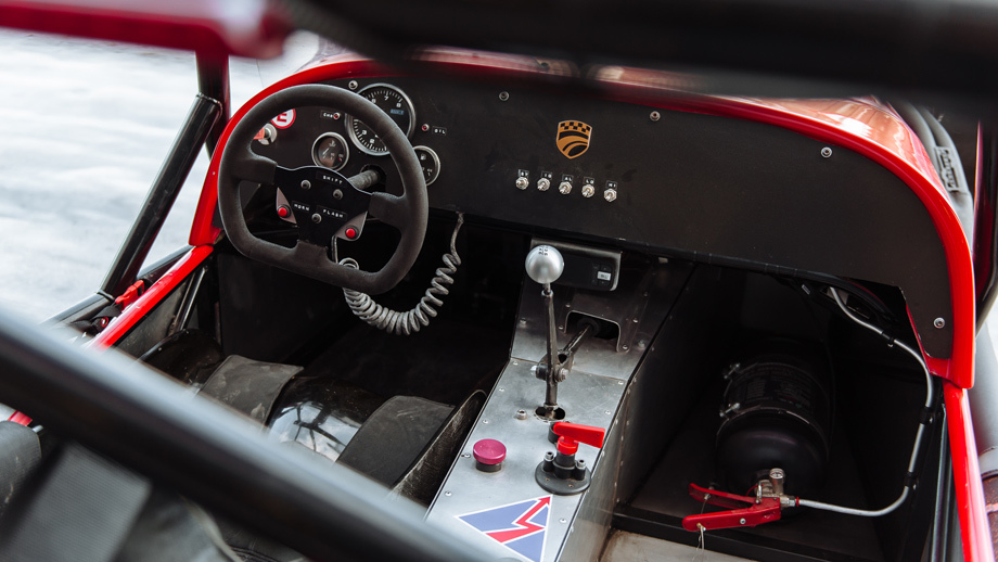             Родстер может быть одно- и двухместным. Диаметр рулевого колеса — 290 мм, как опция предусмотрена быстросъёмная ступица. Багажника нет как такового. На кольце он не нужен, а в будущем дорожном варианте, может, конструкторы что-что сочинят.
