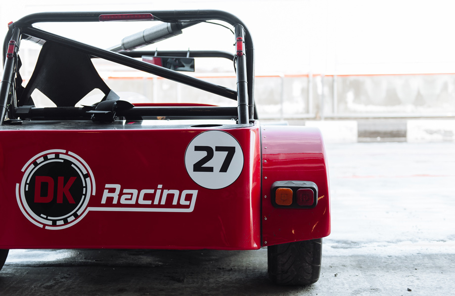             Автомобиль получил спортивный паспорт РАФ и оснащён всеми необходимыми элементами для безопасности. Это интегрированный каркас с накладками, узел защиты ног водителя, система пожаротушения, боковые сетки и так далее.
