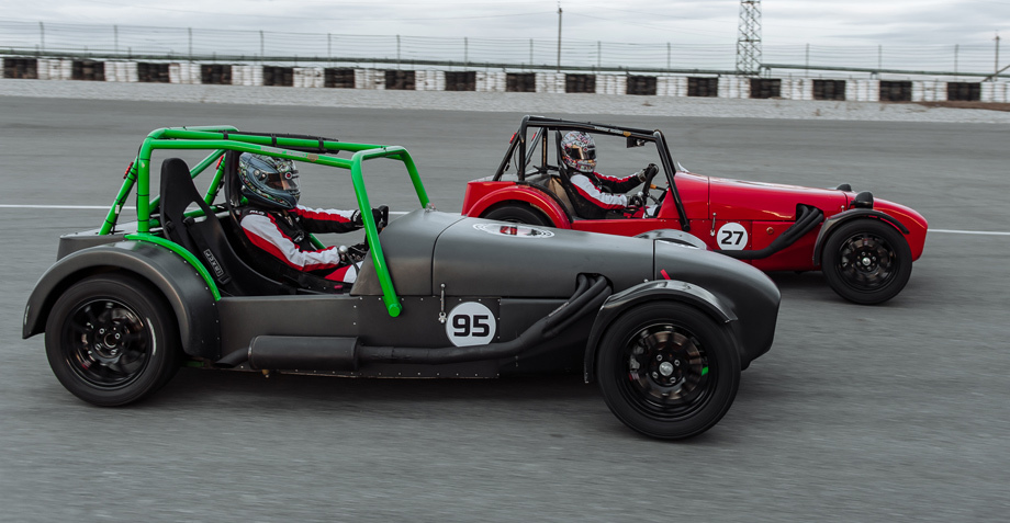             Длина Шортката — 3250 мм, ширина — 1598, высота — 1200 мм, колёсная база — 2265 мм, топливный бак — 40 л. Кованые колёсные диски несут шины размерностью 185/60 R14, диаметр тормозных дисков — 266 и 239 мм (спереди/сзади). Есть регулировка тормозного баланса из салона.
