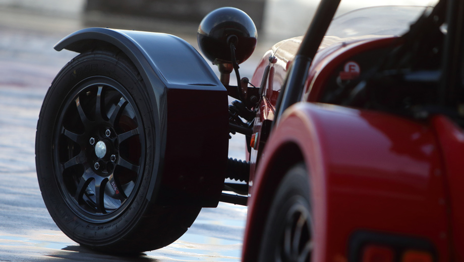             Передняя подвеска у машины независимая, на A-образных рычагах со стабилизатором поперечной устойчивости. Задняя — зависимая. Амортизаторы типа coilover с регулировкой клиренса, сжатия и отбоя импортируются из Британии и являются опцией за 50 тысяч рублей. По умолчанию все компоненты подвески — российские.
