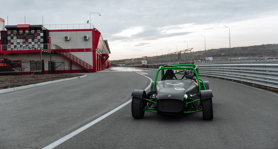             В DK Racing уверяют: «По стоимости компонентов и обслуживания Shortcut, изначально спроектированный для гонок, находится в более выгодном положении по сравнению с адаптированными под трек автомобилями (Renault Megane RS, Lada Granta Sport, Volkswagen Polo)».
