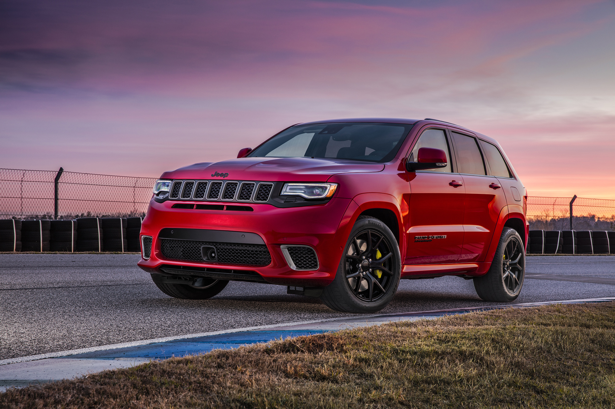 Кроссовер Jeep Grand Cherokee Trackhawk установил рекорд мощности — ДРАЙВ