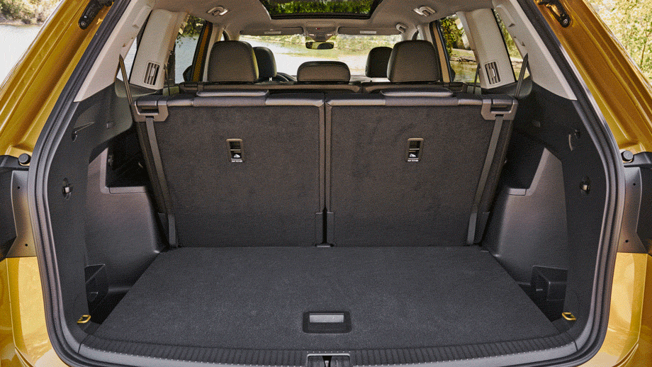             Багажник бездонный, как Гранд Каньон. При сложенных спинках двух задних рядов объём грузового отсека с плоским полом достигает 2,7 м³. В Америке нет запаски, но есть место для докатки.
