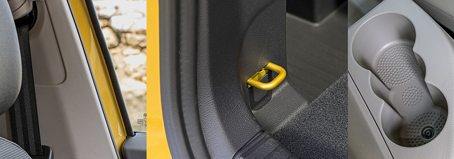             Металл дверных рамок и багажных петель не прикрыт пластиком, а в подстаканниках третьего ряда напоказ выставлены саморезы.
