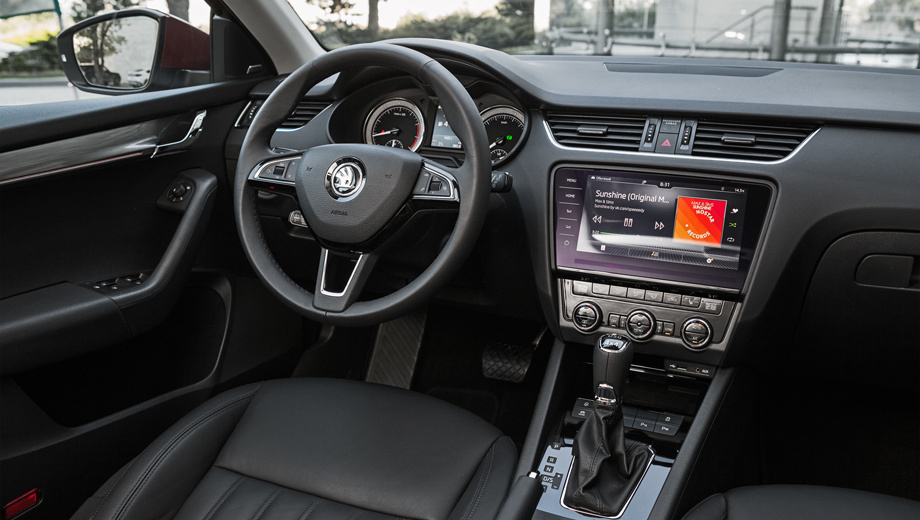             В интерьере — новые мультимедийные системы и больше глянца на центральной консоли. В дешёвых комплектациях приборная панель лишена светлых ободков, а рычаг трансмиссии обрамляют серебристые накладки.
