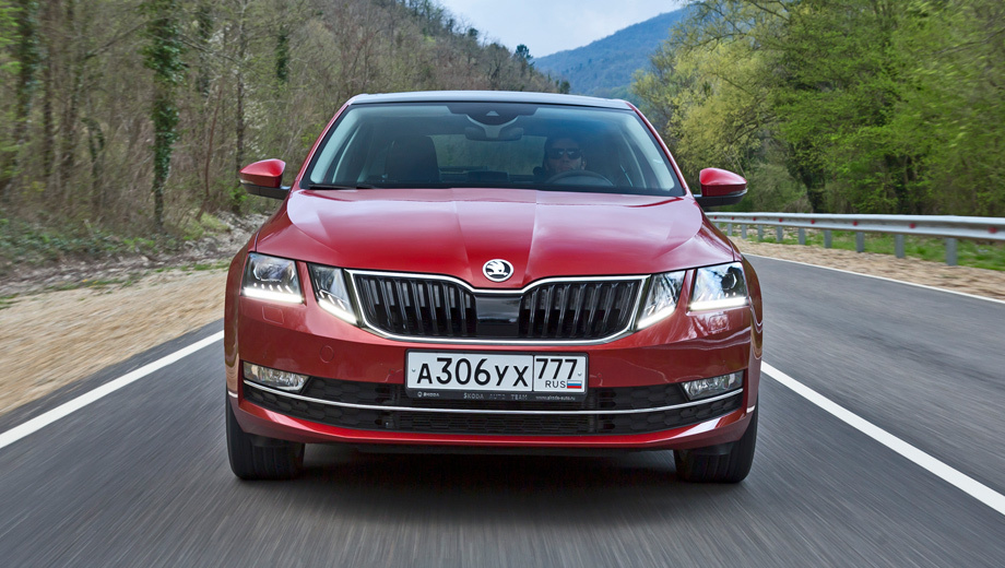             Шумоизоляция не изменилась. Если под капотом турбомотор, Octavia кажется тихой. Хромированная накладка в бампере и противотуманные фары появляются со второй комплектации Ambition. Глянцевые планки решётки радиатора — черта топового исполнения Style.
