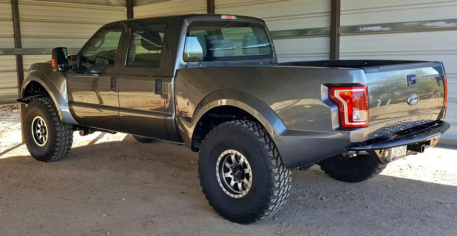 В линейке бюро F250R есть ещё пикап SuperRaptor. У него колёса попроще (17-дюймовые диски с 40-дюймовыми шинами), а переделка стоит $22 тысячи.