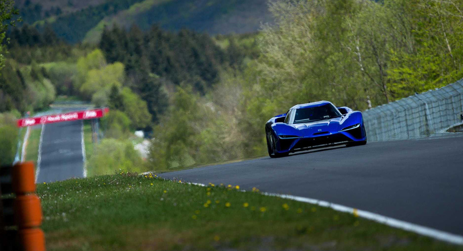             Стоимость электрического купе Nio EP9 составляет $1,48 млн. За машиной есть весьма любопытное достижение: <a href="/e/BnwMAEAAAmQ" class="c-link">рекордный круг</a> на трассе Circuit of the Americas в Остине (2:40.33), установленный в беспилотном режиме.
