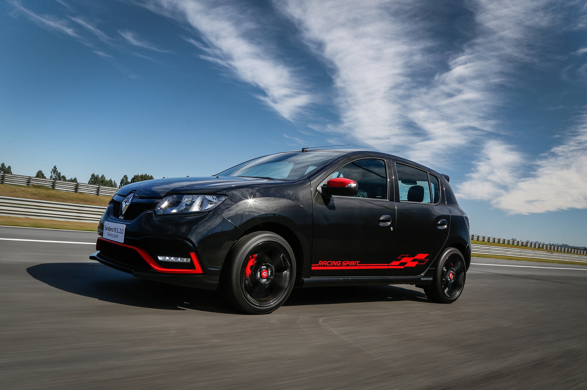 Хэтчбек Renault Sandero RS 2.0 Racing Spirit дебютирует в июне — ДРАЙВ