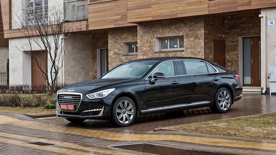 Единственное конструктивное преимущество версии G90L над немецкими конкурентами — это длина, то есть внутренний простор. Но купить такую машину себе, а не фирме? У короткого G90 тоже есть полный привод, но он на миллион дороже, чем <a href="/e/BkeHAEAABfs" class="c-link">Kia Quoris</a> с тем же мотором.
