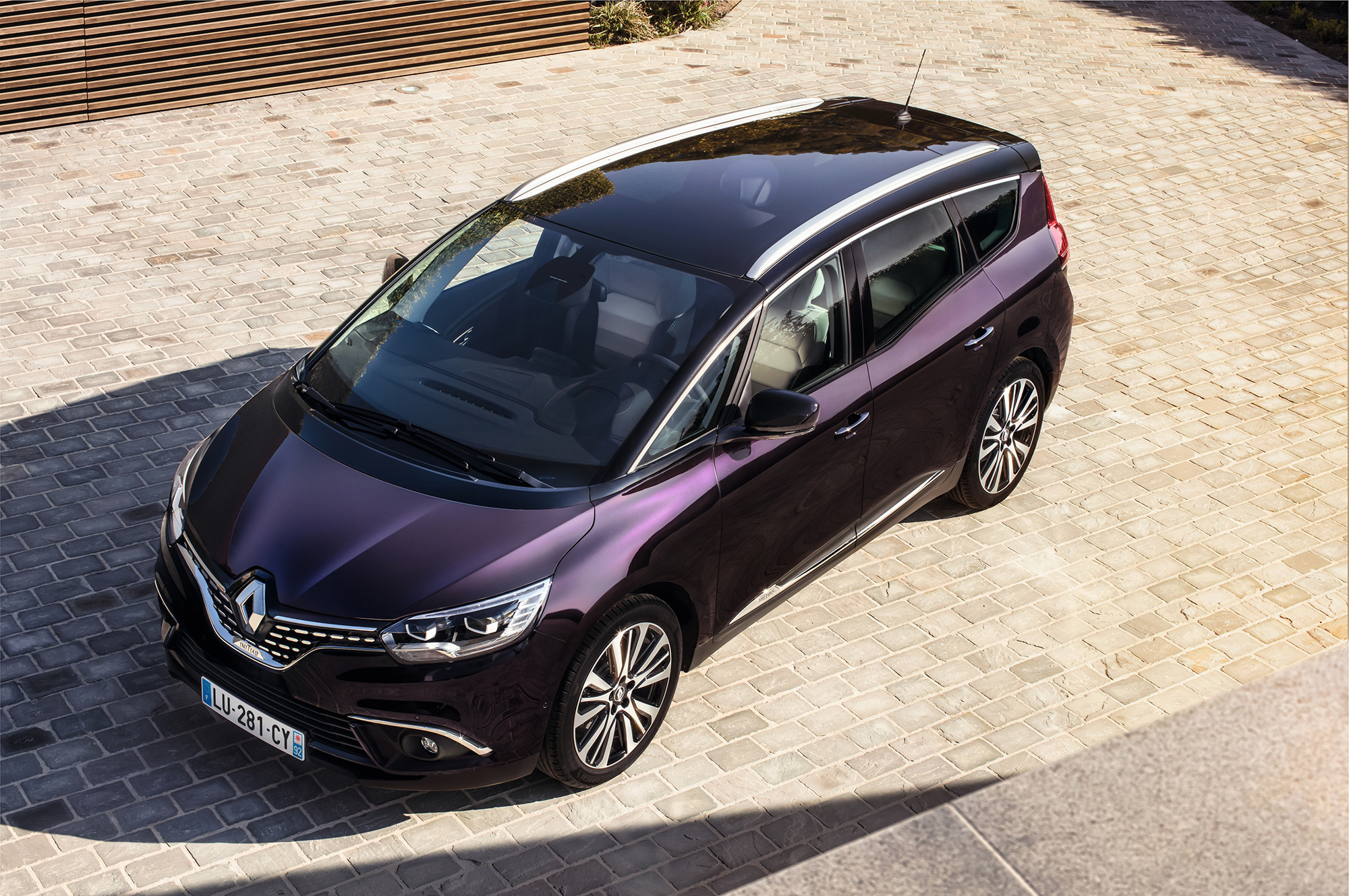 Вэны Renault Scenic и Grand Scenic облачились в Initiale Paris — ДРАЙВ