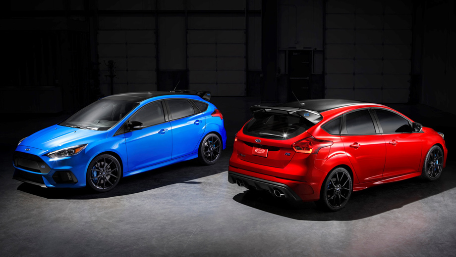 Ford focus,Ford focus rs. Автомобиль будет доступен в двух цветах: новом Race Red и Nitrous Blue. Другие особенности — глянцево-чёрные крыша, спойлер и корпуса зеркал, а также кованые 19-дюймовые колёсные диски с синими логотипами RS в центре.