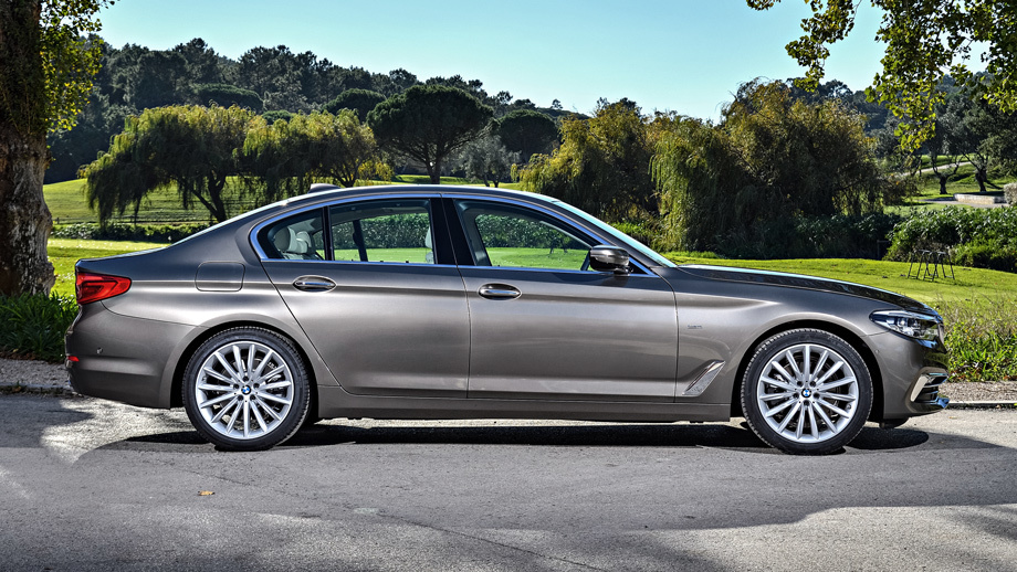             За светодиодную оптику спереди и сзади доплачивать не нужно, но за улучшенные фронтальные фары с поворотной функцией потребуют 126 900 рублей. Адаптивные амортизаторы стоят 101 300 рублей, но при наличии M-пакета их цена падает до 65 600.
