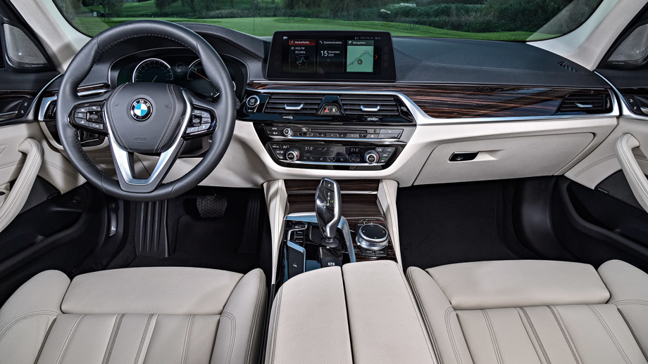             За кожаную отделку кресел дилеры просят от 119 100 рублей, а за мультимедийный комплекс с навигацией ― от 156 700 до 196 000 рублей в зависимости от размера центрального дисплея (8,8 или 10,25 дюйма). Бесключевой доступ в салон и электропривод крышки багажника ― это ещё 75 700 и 47 700 рублей соответственно.
