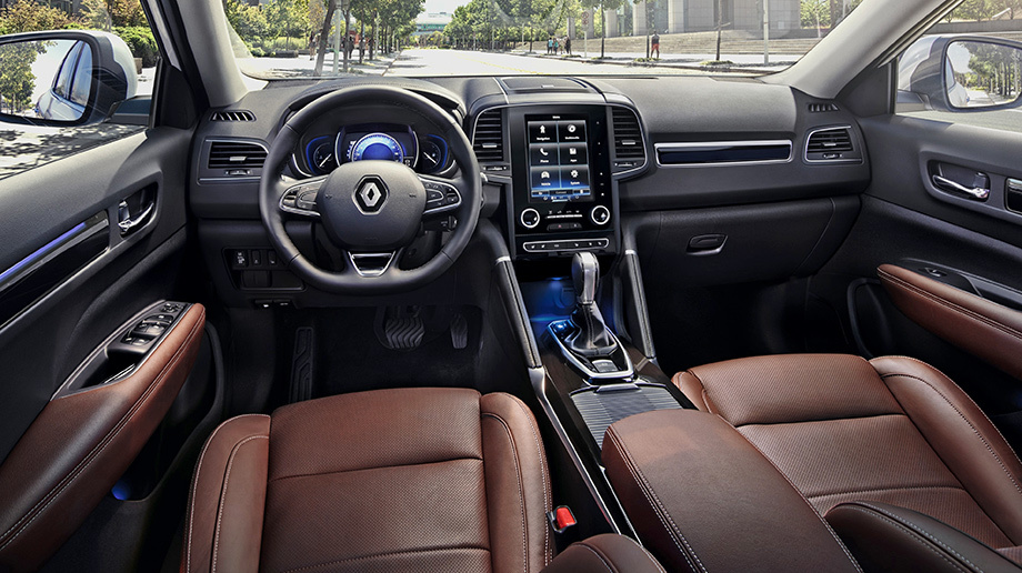             Руль в Колеосе кожаный и с подогревом — всегда. Двухзонный климат-контроль дополнительных денег не просит. Медиацентр R-Link 2 с навигацией на семидюймовом сенсорном дисплее — тоже (на фото более дорогой «планшет» на 8,7 дюйма).
