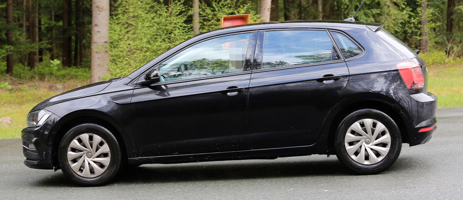             Следующий хэтч Polo (тут он отснят с минимумом камуфляжа) внешне напоминает прежний, но у него новый, более широкий кузов. Длина будет сравнима с нынешней, а вот база вырастет заметно, более чем на девять сантиметров (у <a href="/e/B8qGQEAAAI4" class="c-link">предшественника</a> — 2470 мм).
