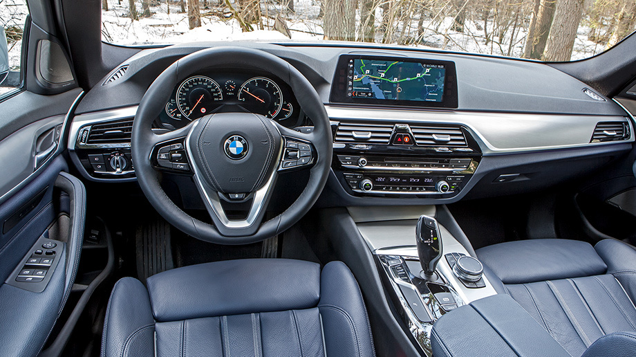             Можно ругать торчащий «планшет» и рояльный лак, но интерьер «пятёрки» стал современнее и качественнее. Рулевая колонка с сервоприводом и режимом комфортного доступа, но если опустить кресло до пола, ей не хватает регулировки по углу.
