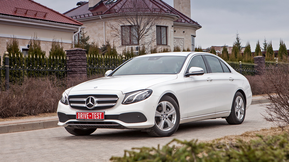             Особенности оформления Avantgarde — решётка радиатора со звездой, хромированные накладки на бамперы, пороги и линию остекления. Два других варианта — Exclusive с классической мерседесовской решёткой и AMG-стайлинг с закрылками в переднем бампере.
