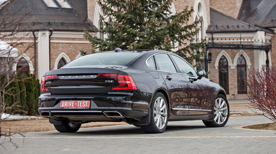             Исполнение Inscription, как у нас, — это хромированные элементы в решётке радиатора, на бамперах (передний — с противотуманками), порогах и дверных ручках плюс прямоугольные патрубки выхлопа. Предусмотрен ещё скромно-спортивный вариант R-Design.
