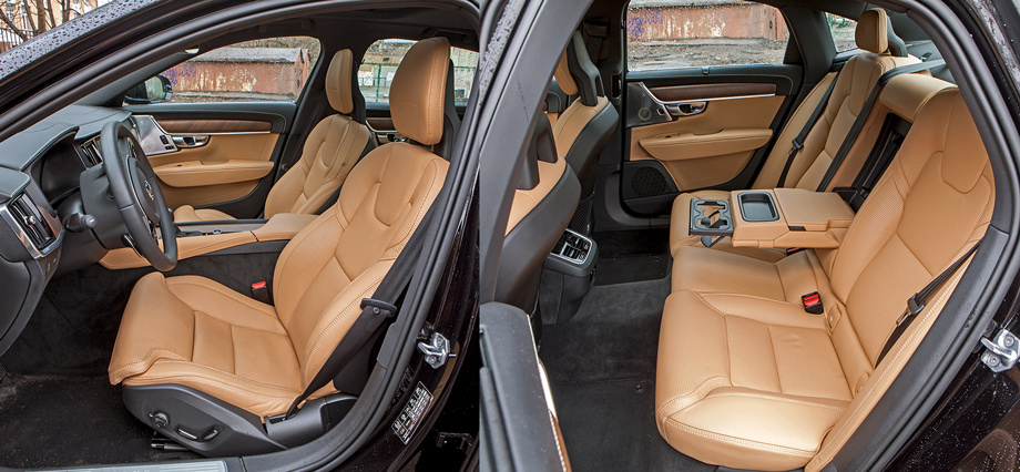             Геометрически правильные и цепкие, но жёсткие сиденья. «В базе» — частичная электрорегулировка без возможности менять опору поясницы, в версии Inscription — полный набор сервоприводов. При росте 182 см сижу с самым большим запасом в ногах (почти 15 см) и с наименьшим над головой.
