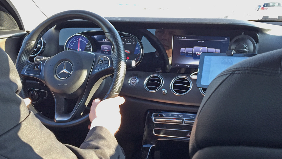             На примере этого московского такси видно, почему стоит доплатить за цифровую панель E-класса 80 тысяч рублей.
