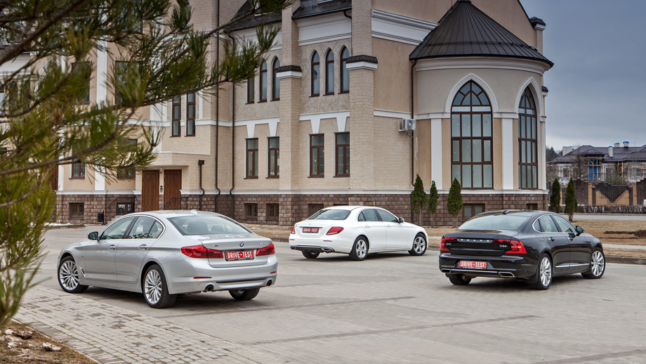             Самой экономичной в рамках теста предсказуемо оказалась «пятёрка»: 8,5 л/100 км. У дизельного S90 и бензинового Е-класса почти паритет: 9,7 и 9,4 литра на сотню соответственно.
