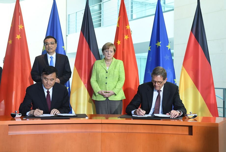             Председатель правления JAC Ань Цзинь и генеральный директор Volkswagen Group China Йохем Хайцманн подписали соглашение о создании СП в присутствии премьера Госсовета КНР Ли Кэцяна и канцлера ФРГ Ангелы Меркель.
