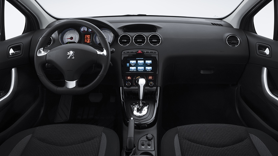             В салоне никаких видимых изменений не зафиксировано. Руль без кнопок и подогрева. Кожаной отделки как не было, так и нет: сиденья в лучшем случае отделаны чёрной тканью Strada.
