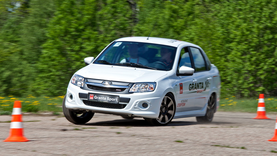 У машин производства Лады Спорт — оригинальные бамперы и накладки на пороги. Последние вызывают наибольшие нарекания владельцев из-за «мелкопоточных технологий крепления», читай ― саморезов, вкрученных прямо в кузов.