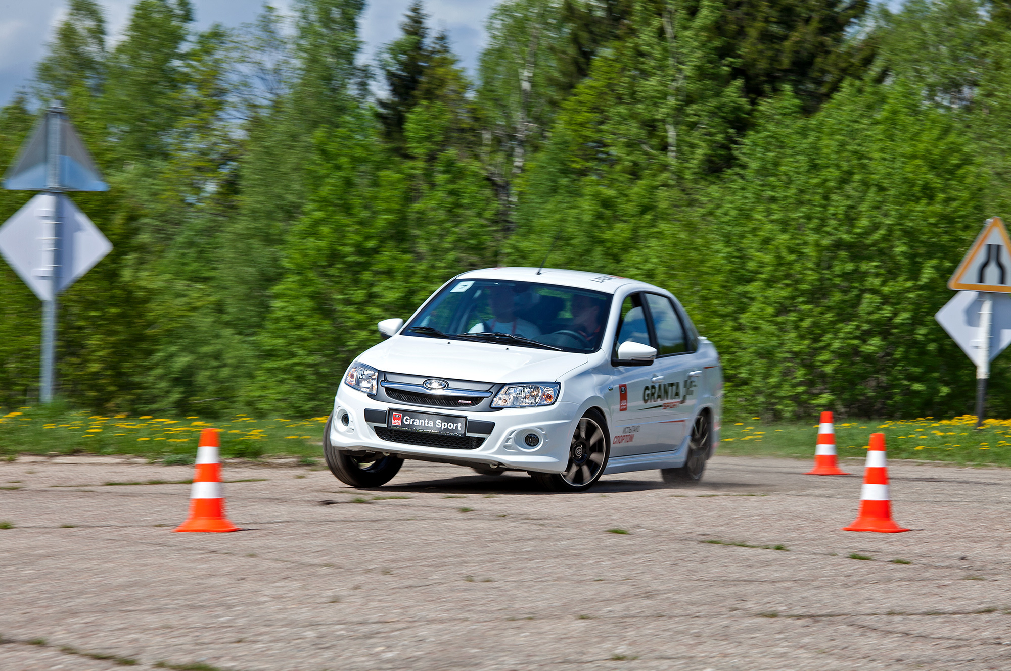 Ведём зажигалки Lada Granta и Kalina к Весте Sport — ДРАЙВ