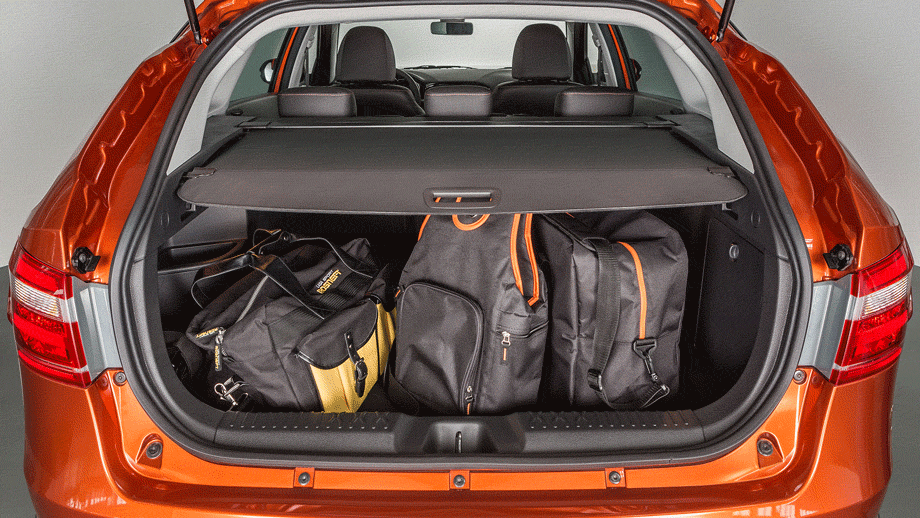             На пластиковой обшивке багажника предусмотрены крючки для крепления сумок, имеются три штатные сетки для фиксации грузов. Отсек освещается с двух сторон. Справа имеется розетка на 12 вольт.
