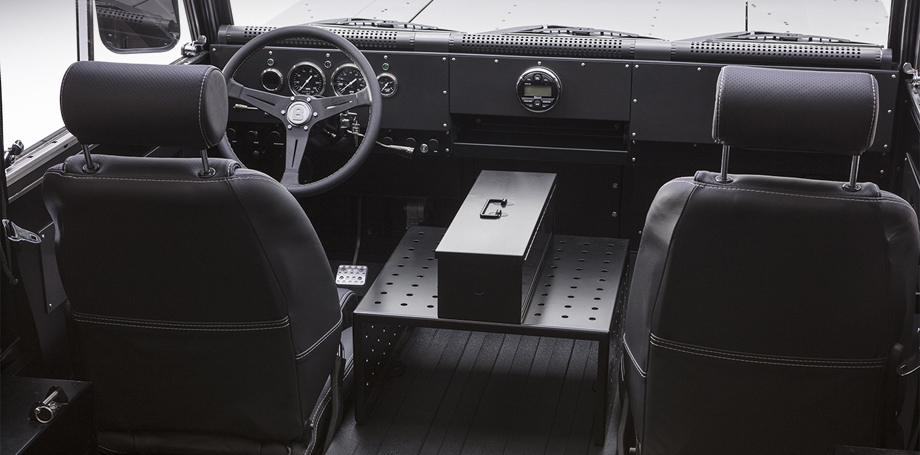             Забудьте о мягком регулируемом подлокотнике: железный ящик надёжнее. Подставка позволяет вместе с ним использовать и люк для длинномеров в передней панели.
