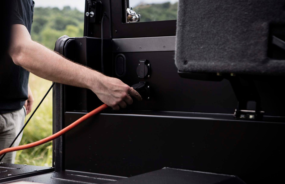             Зарядить машину можно от розетки переменного тока на 220 В за 7,3 или 12,1 часа в зависимости от объёма аккумулятора. От точки быстрой «заправки» постоянным током (порт CHAdeMO) — за 45 или 75 минут соответственно.
