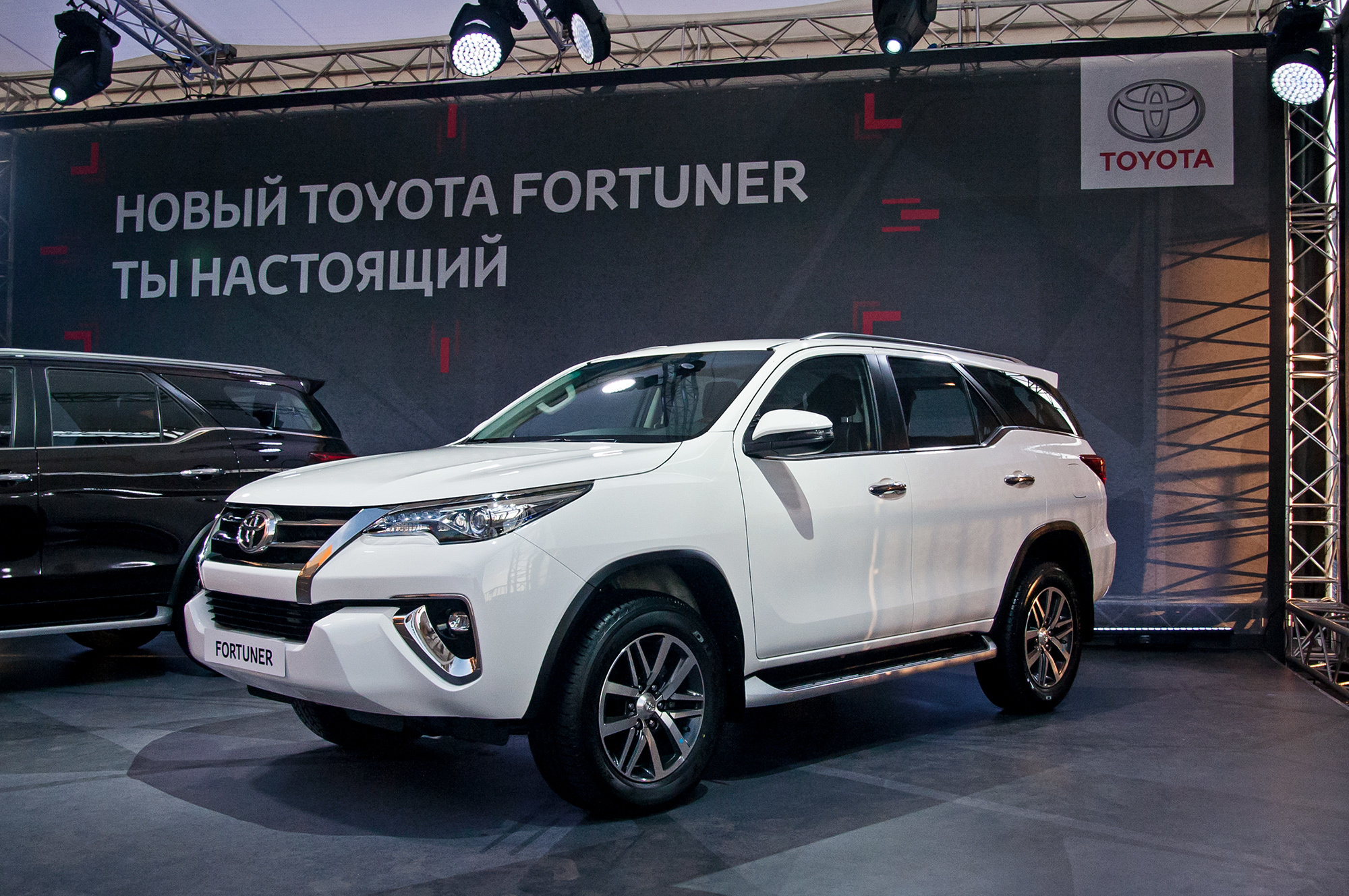 Перешагиваем порог внедорожника Toyota Fortuner для России — ДРАЙВ