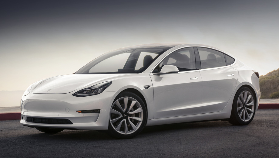 Tesla model 3. Если американский клиент разместит заказ на пятиместный седан Tesla Model 3 сейчас, то электрокар доберётся до своего владельца через 12-18 месяцев (всё-таки 400 тысяч человек в очереди). Для хэтчбека Tesla Model S ожидание не превышает семи дней.
