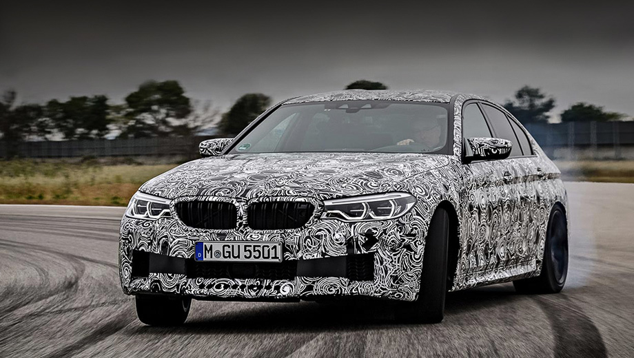 Bmw m5. Немцы покажут BMW M5 шестой генерации и всё расскажут о ней в конце августа, а живьём серийный автомобиль можно будет увидеть в сентябре на автосалоне во Франкфурте. По слухам, первые клиентские машины доедут до шоу-румов не раньше апреля 2018 года.