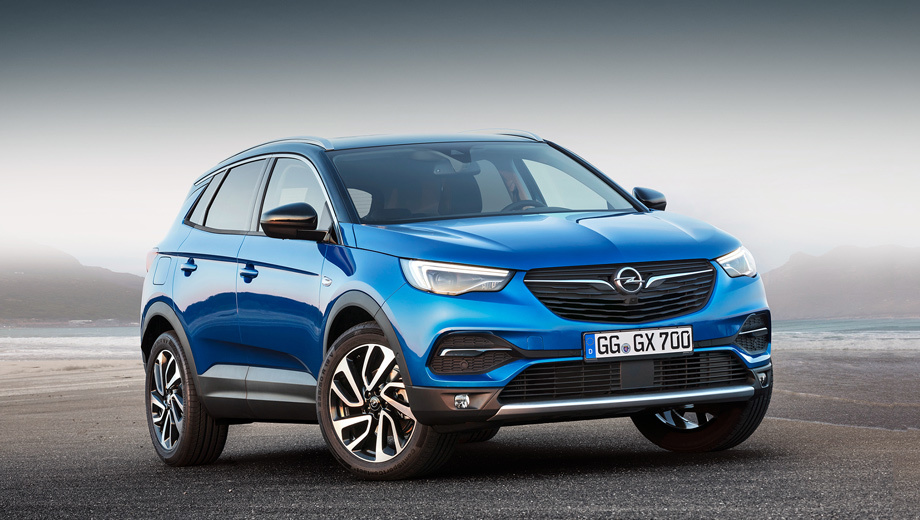 Сейчас топовым паркетником Опеля считается <a href="/e/BqBawEAAAW0" class="c-link">Grandland X</a> (на фото) — родственник <a href="/e/BjIggAAAATU" class="c-link">Peugeot 3008</a>. Следом идёт <a href="/e/BkeHAEAACI8" class="c-link">Opel Mokka X</a>, а замыкает SUV-линейку <a href="/e/BnCEwEAAAn0" class="c-link">Crossland X</a>, соплатформенник <a href="/e/BpmOgEAAA48" class="c-link">Ситроена C3 Aircross</a>. Мокке вскоре придётся съехать с «тележки» GM Gamma II.