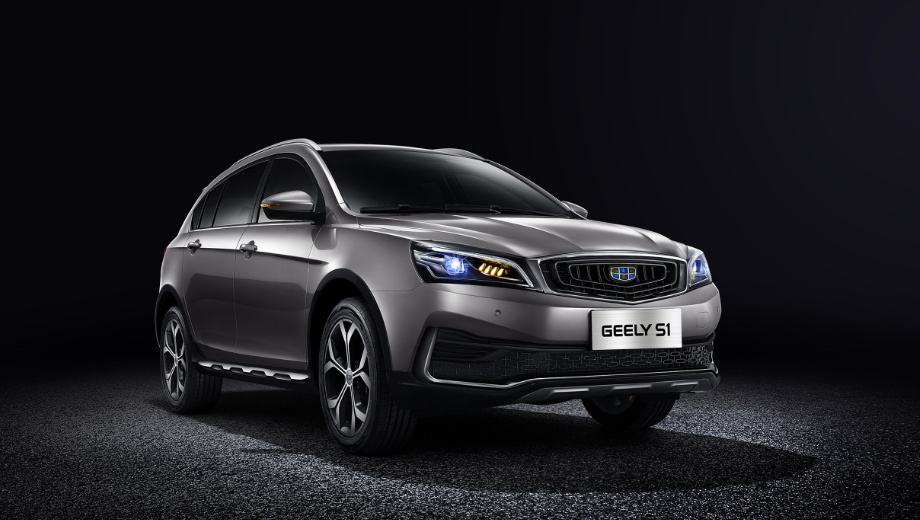 Geely s1. Длина компакта — 4465 мм, ширина — 1800, высота — 1535, колёсная база — 2668 мм. В сдержанной внешности чувствуется рука Питера Хорбери.